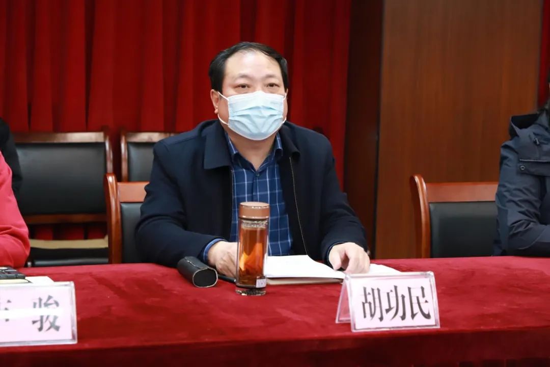 黄石市政府向省体育局捐赠第36届世乒赛奖杯等珍贵藏品-湖北省体育局