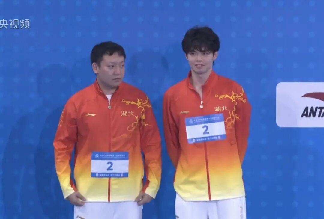 十五运竞体| 游泳开赛徐海博杨佩琪“虎口”夺银闫子贝将上演新老蛙王对决-湖北省体育局